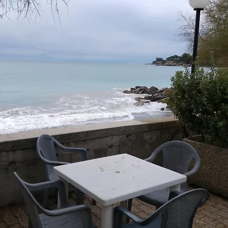 Casette Sul Mare Ferdinando Feriehus Latte
